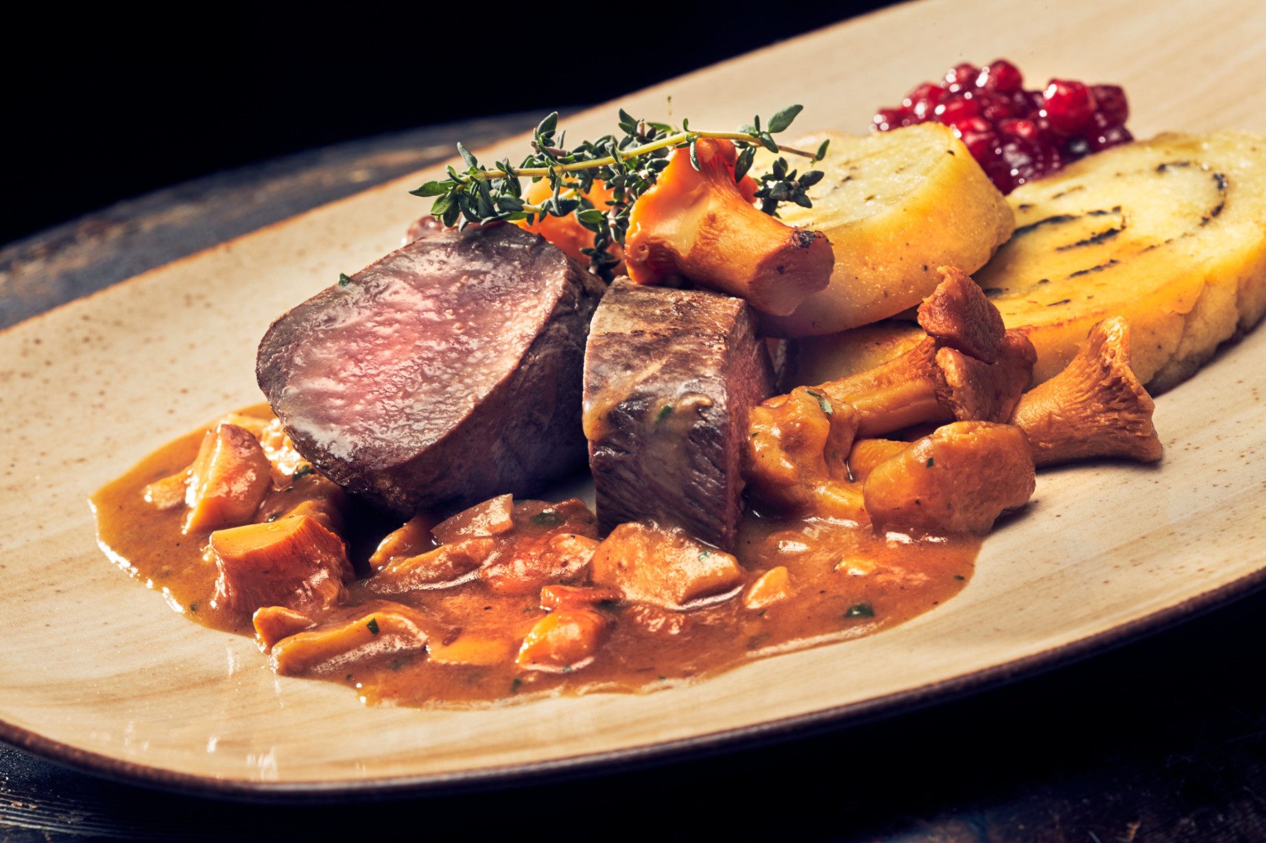 Rehrücken, Eierschwammerlsauce, Erdäpfel-Kräuterroulade