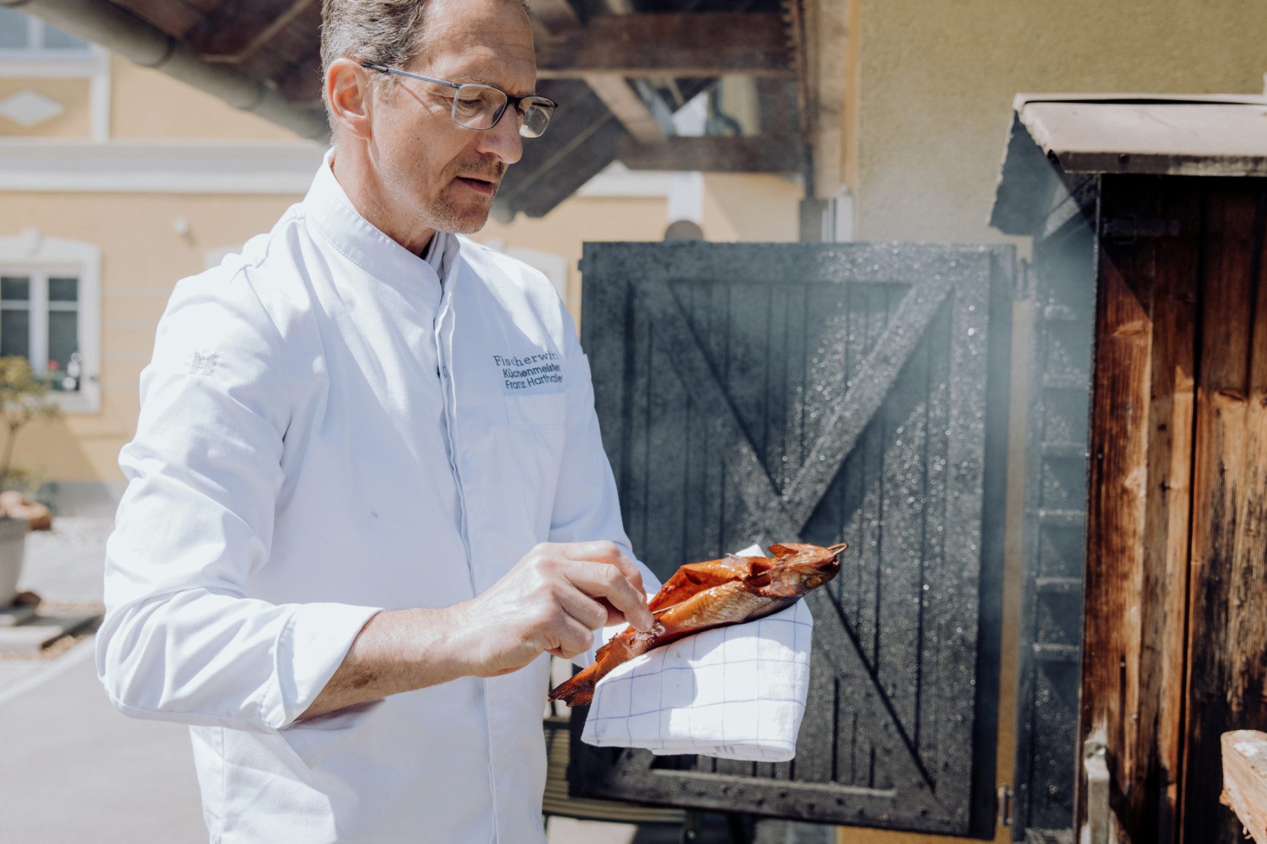 Wirt Franz Harthaller räuchert seine Forellen selbst