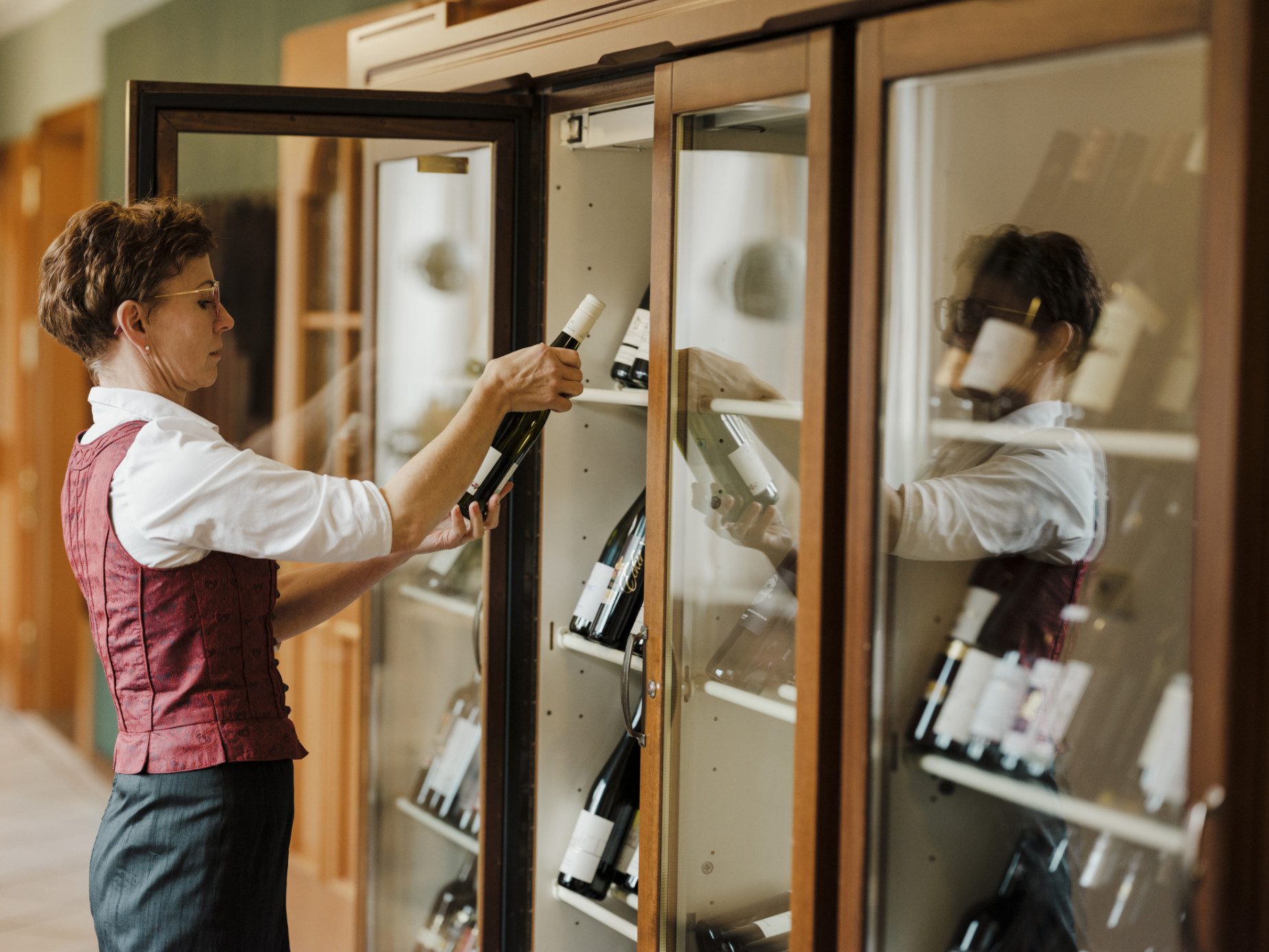 Martina Hausgnost mit großer Weinauswahl