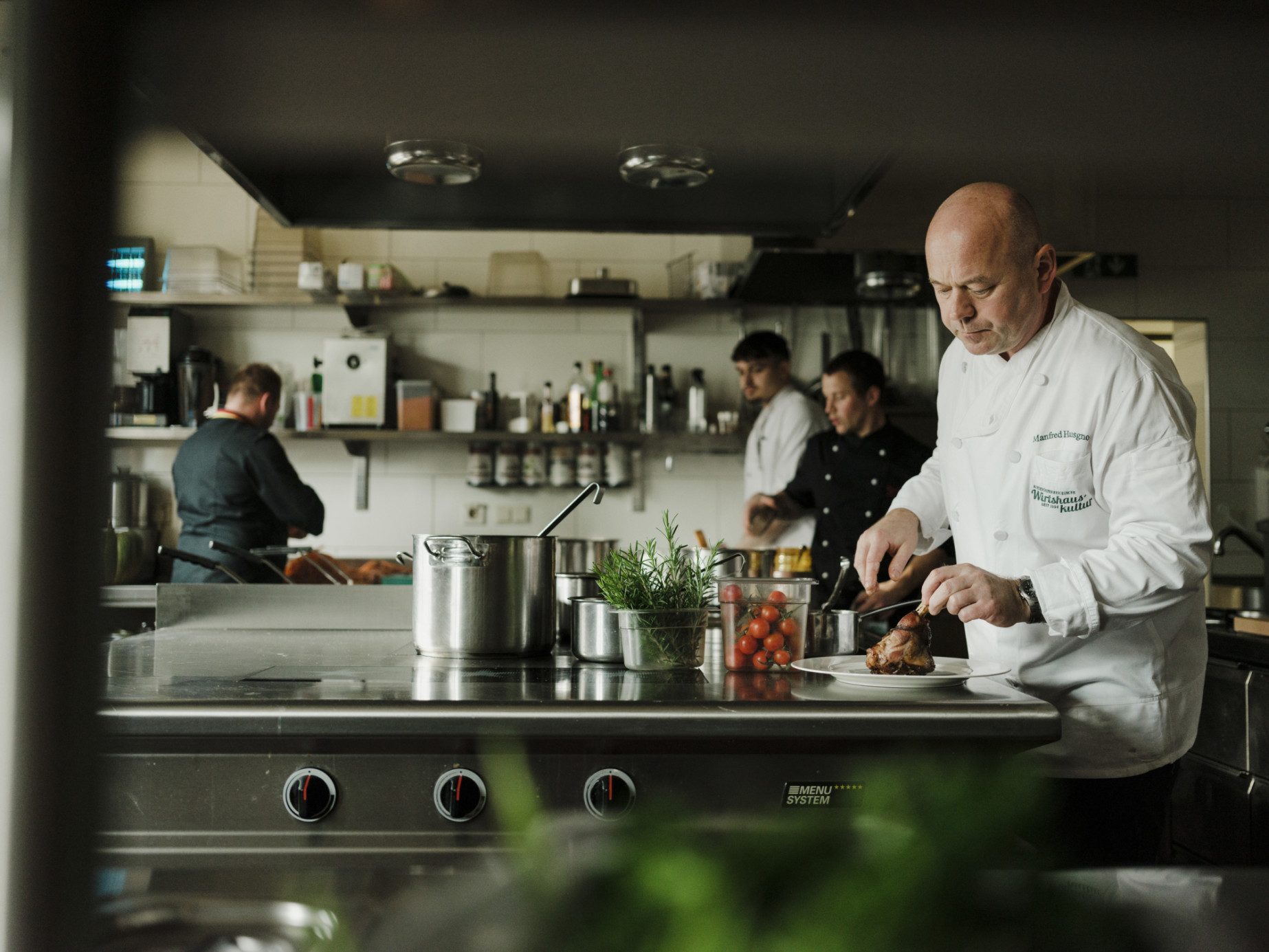 Manfred Hausgnost in der Küche