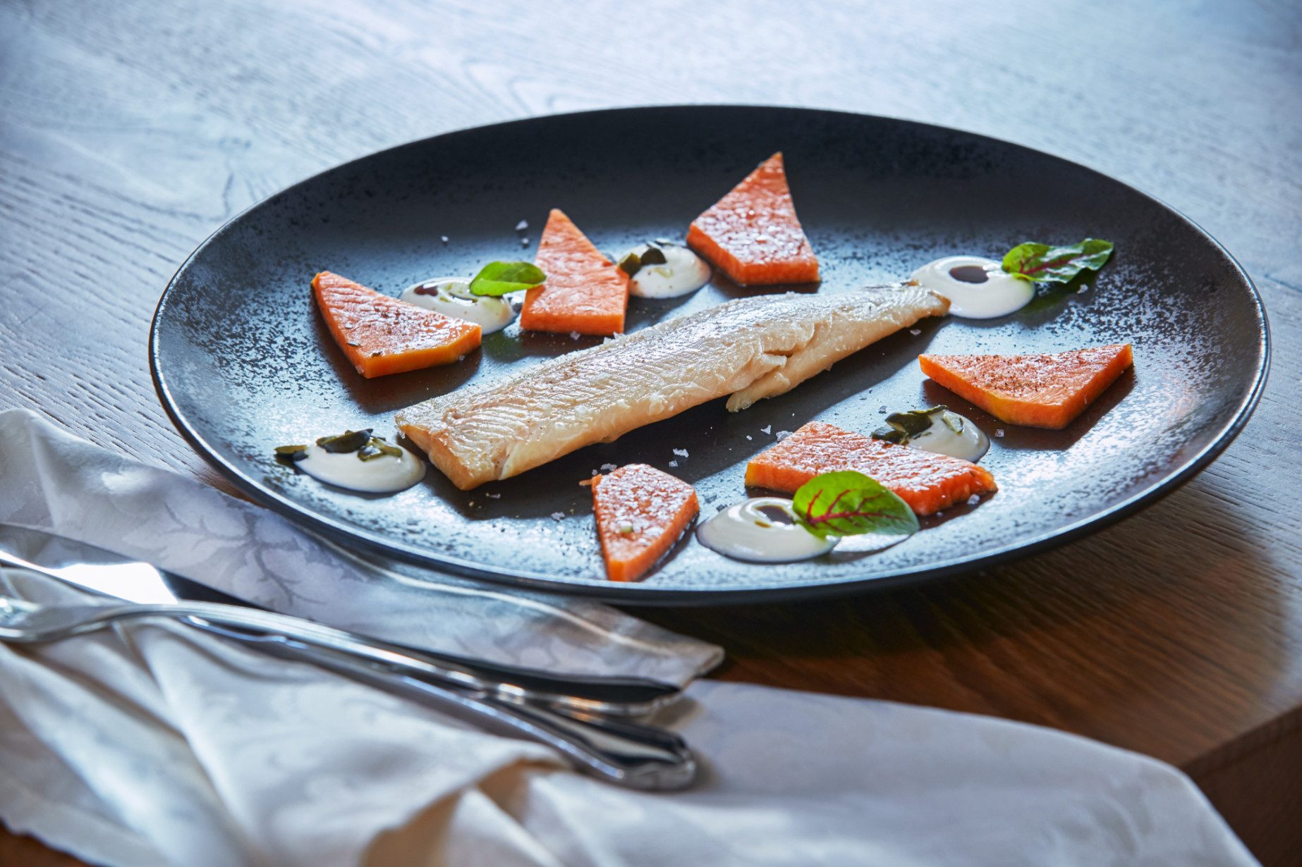 Hausgeräucherte Forelle mit Kürbis und Schafskäse