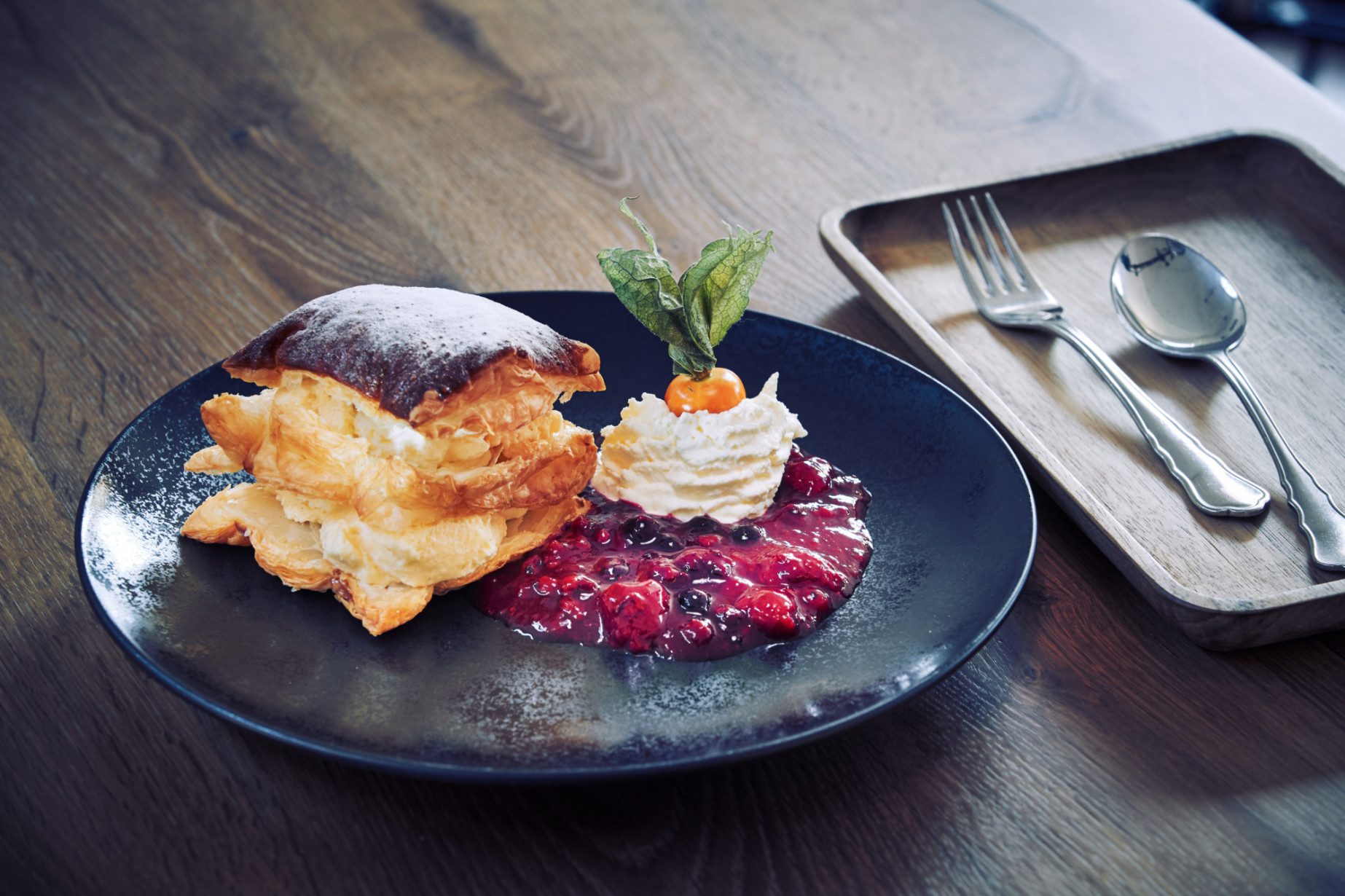 Hauscremeschnitte mit Beerenröster