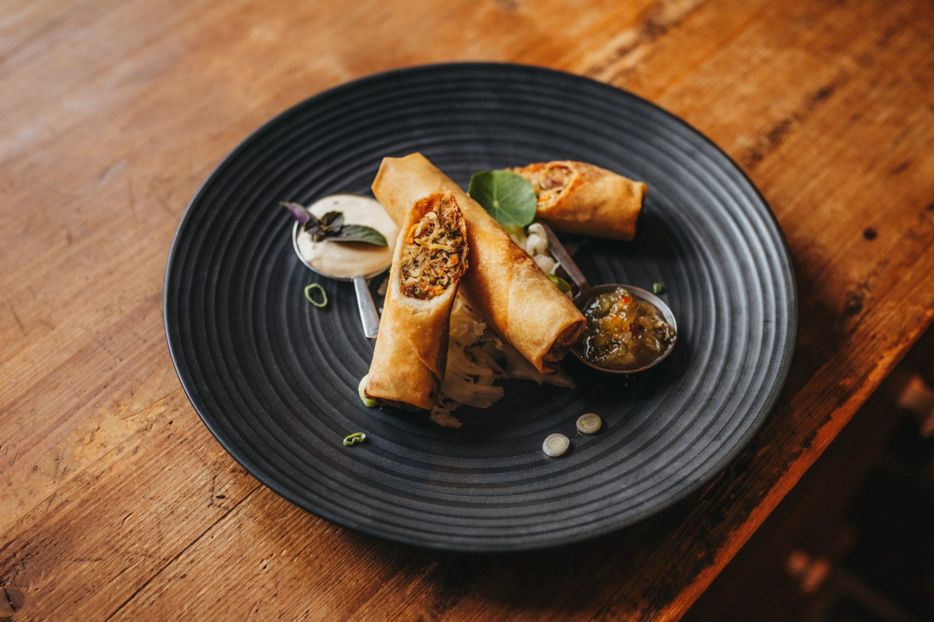 Signature Dish: Brat’lfrühlingsrolle mit Speckkraut und Wasabi