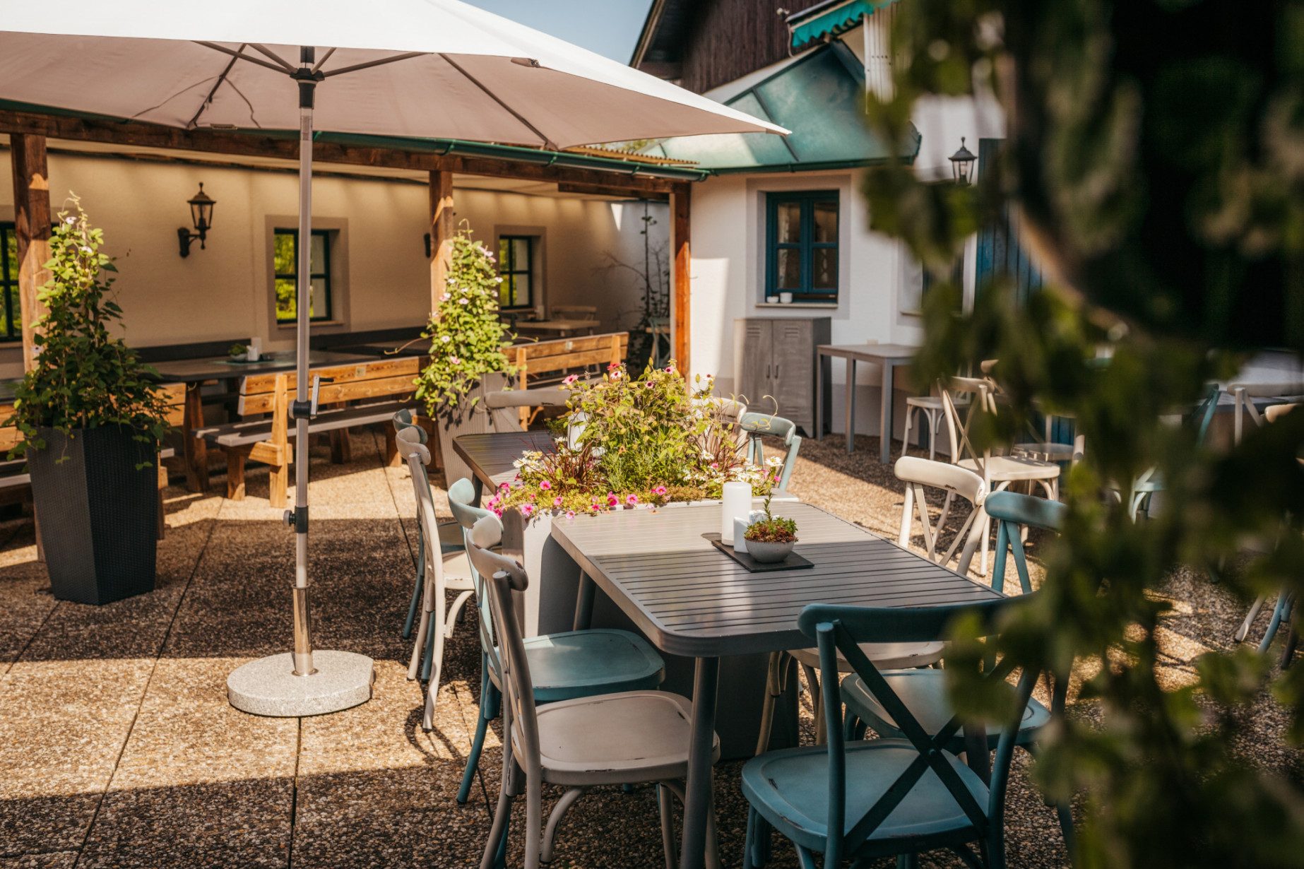 Die großzügige Terrasse lädt zum Verweilen ein