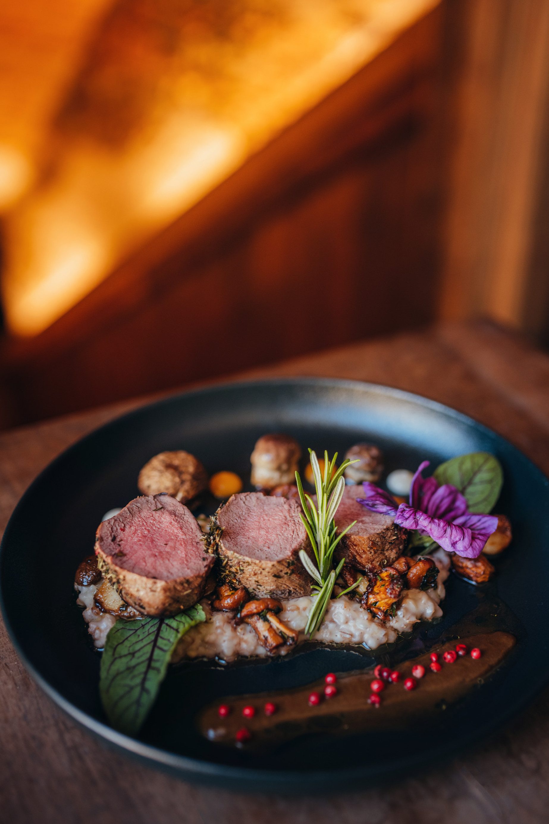 Rosa gebratenes Hirschsteak auf Risotto und Rosmarinjus