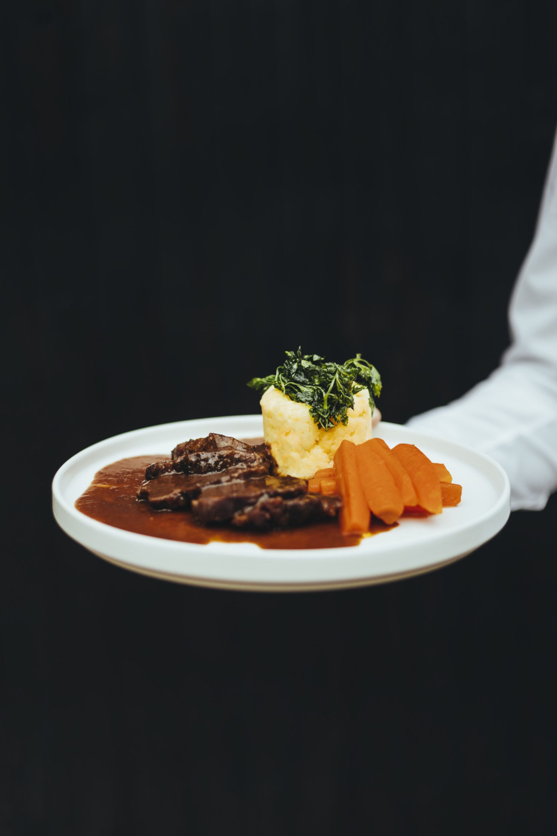 Geschmorte Rindsbackerl. getrüffelter Erdäpfelstampf, glasierte Karotten