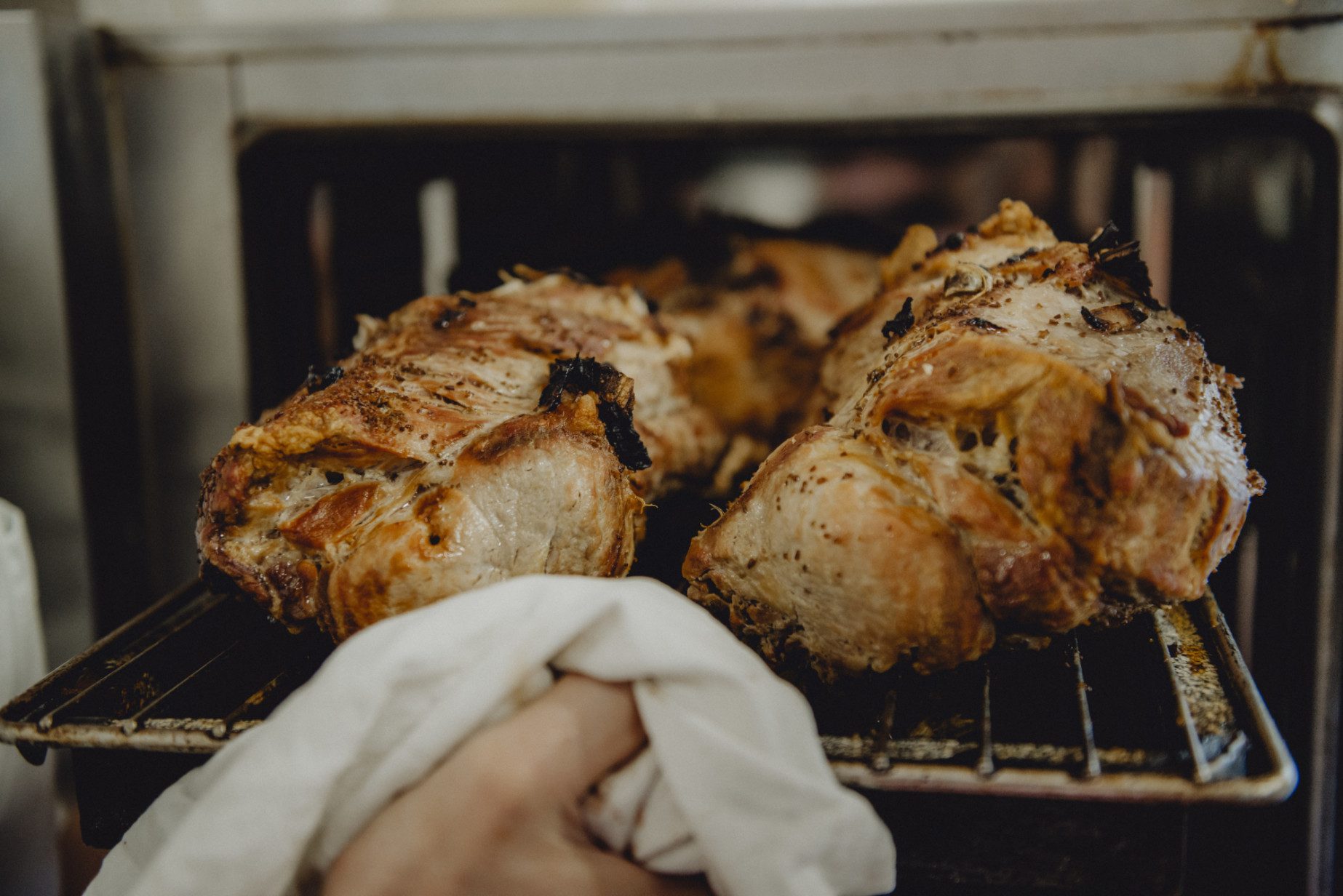 Schweinebratl direkt aus dem Ofen