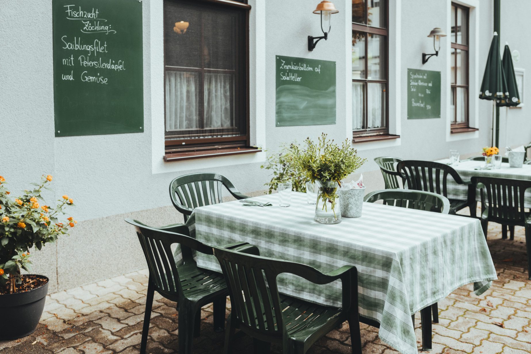 Preisgekrönter Gastgarten mit alten Kastanien