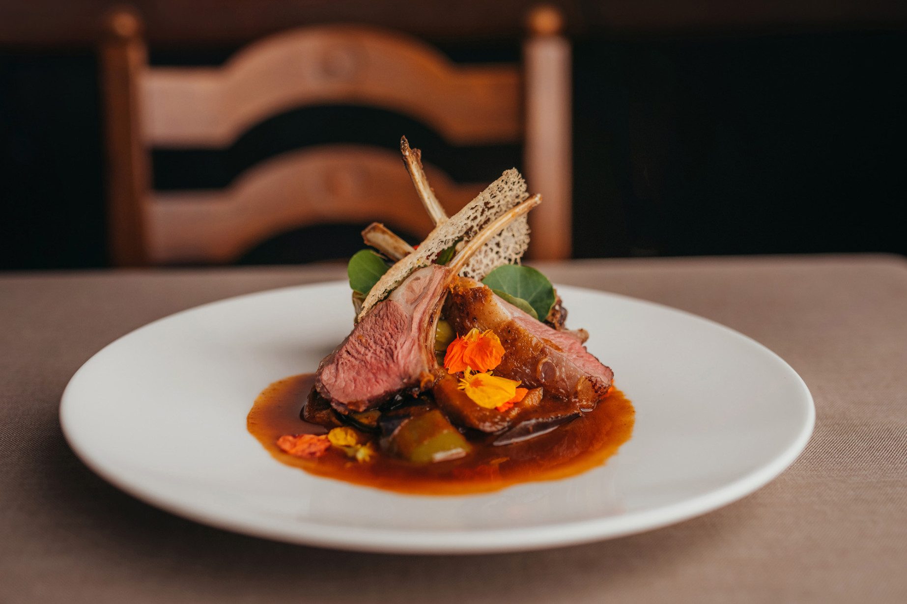 Mostviertler Weidelamm, gefüllte Minipaprika, Brunnenkresse und Zitronen-Thymian-Jus