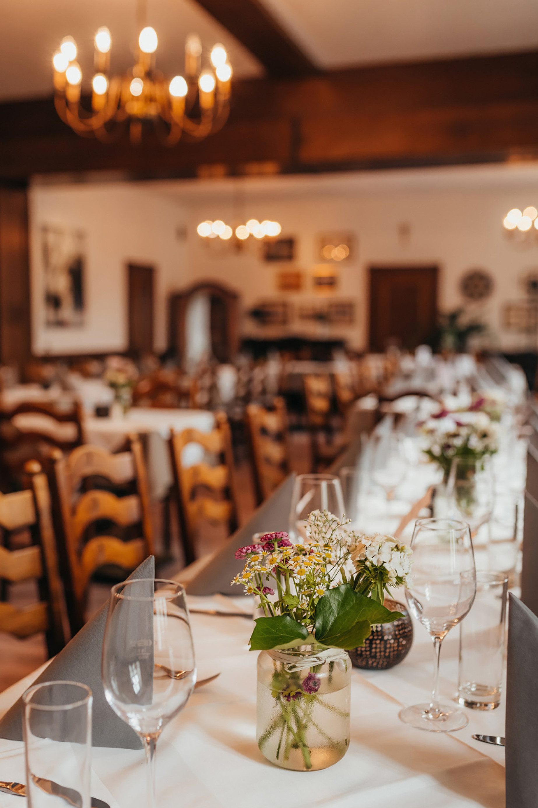 Gemütlich: Bunte Tiffany-Fenster und Holzlamperie