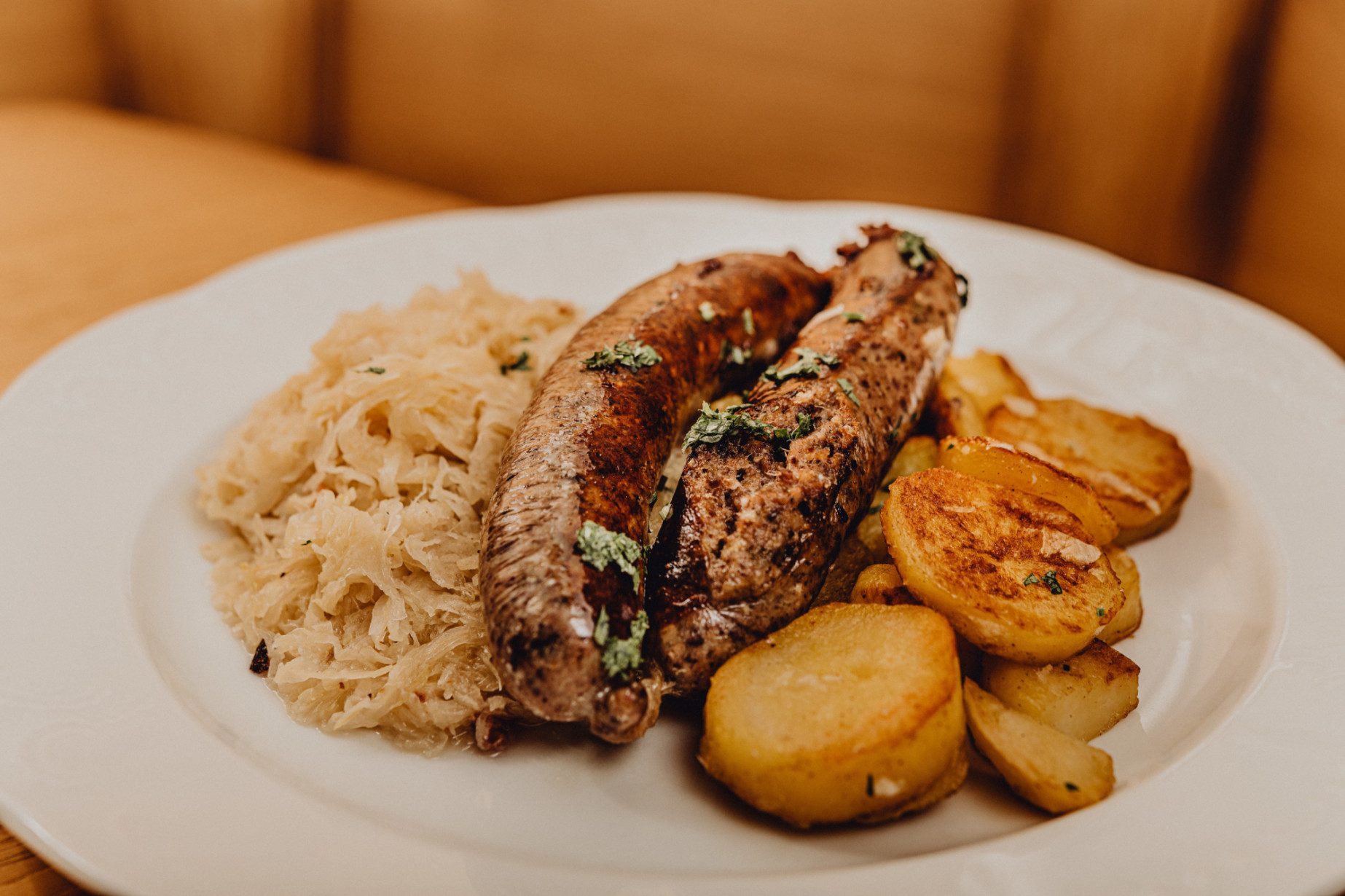 Hausgemachte Leberwurst mit Röstkartoffeln und Sauerkraut