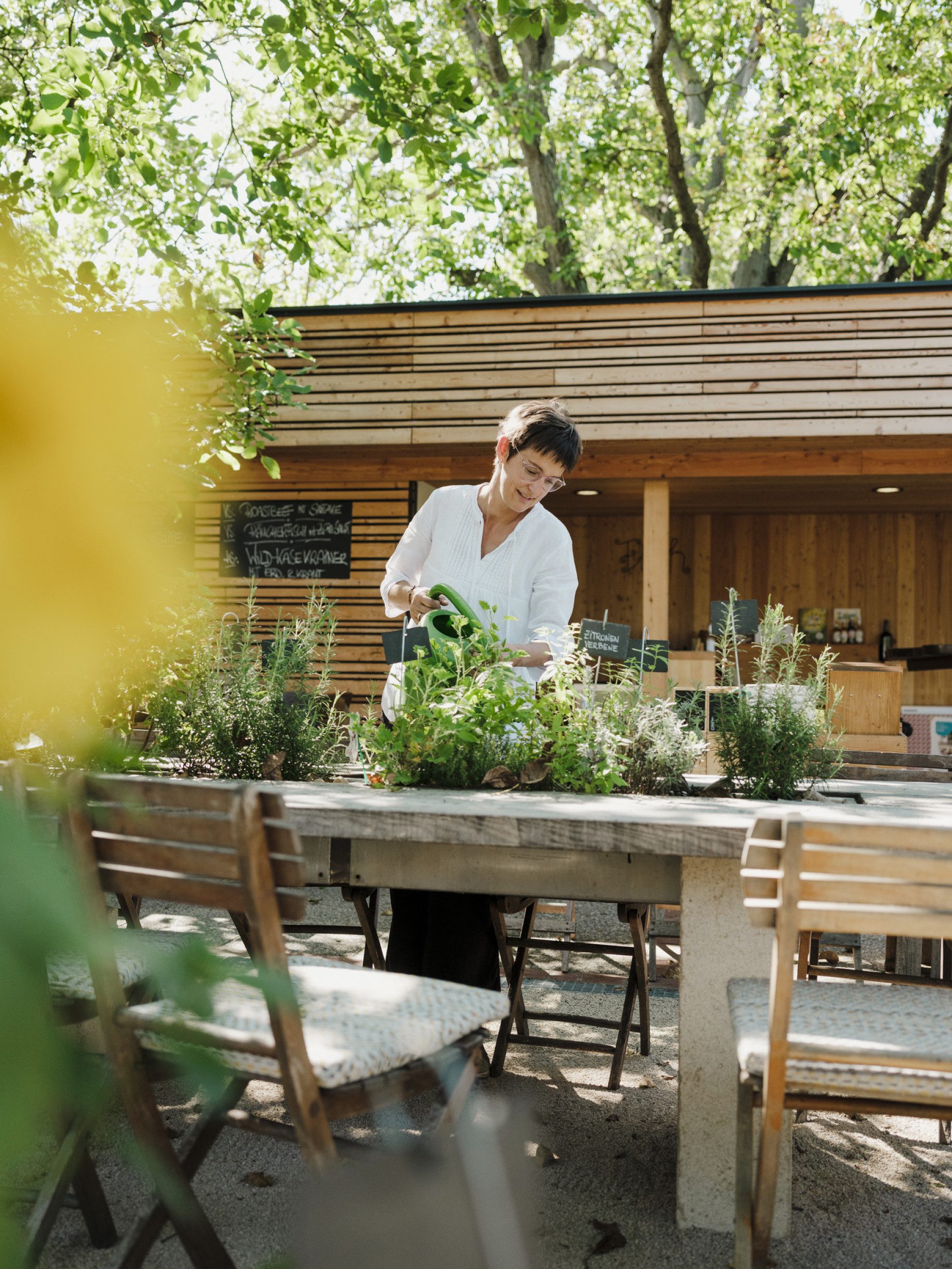 Wirtin Elisabeth Floh pflegt die rund 66 Kräuter