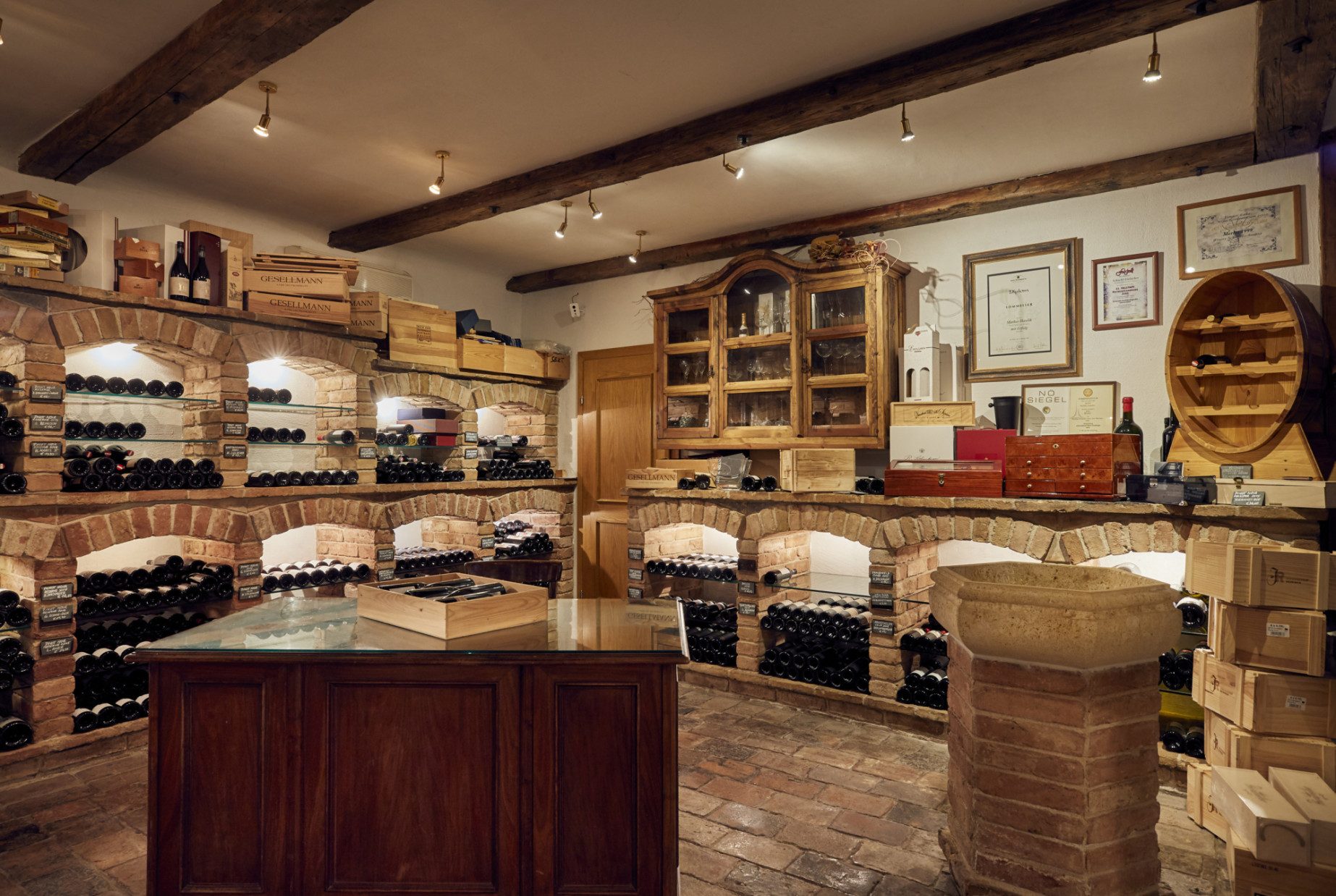 Eigens gekelterter Hauswein, Vinothek