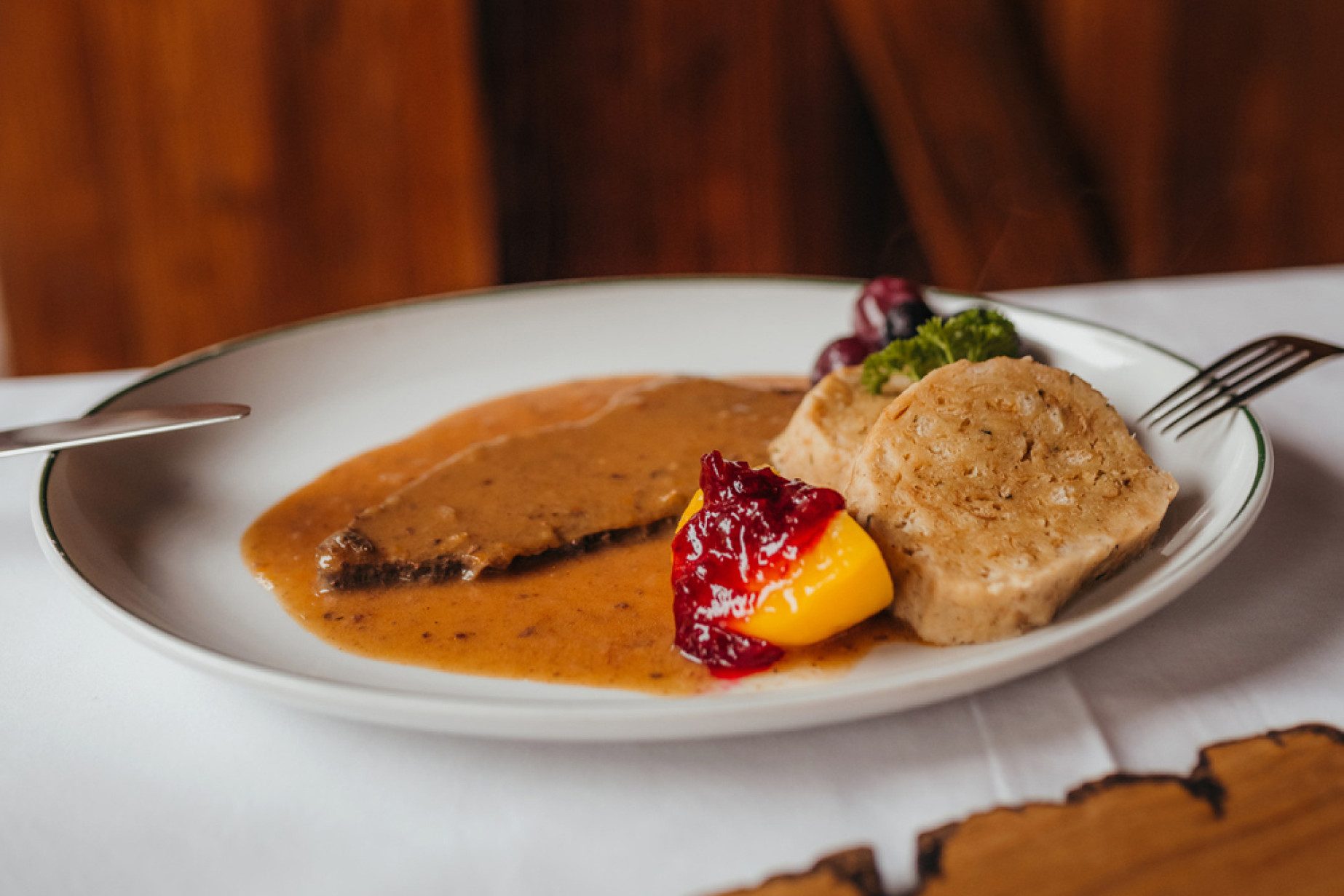 Hirschbraten mit dickem Wurzelsaft und Knödel