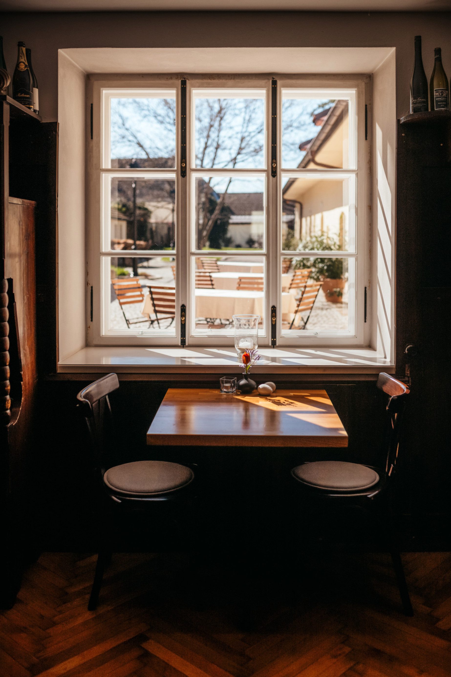 Gaststube mit Blick in den Innenhof