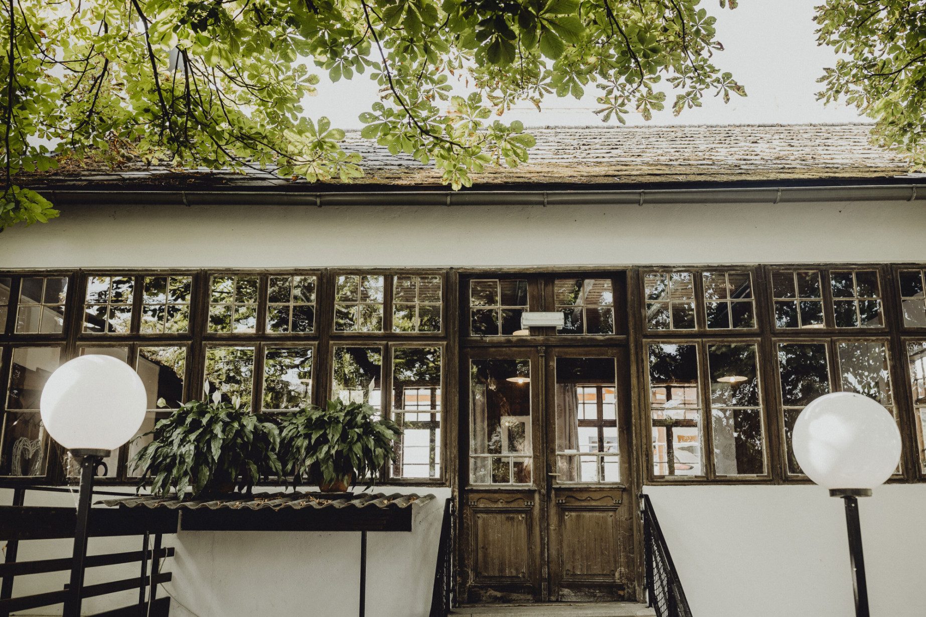 Preisgekrönter Gastgarten mit Kunst-Ausstellungen