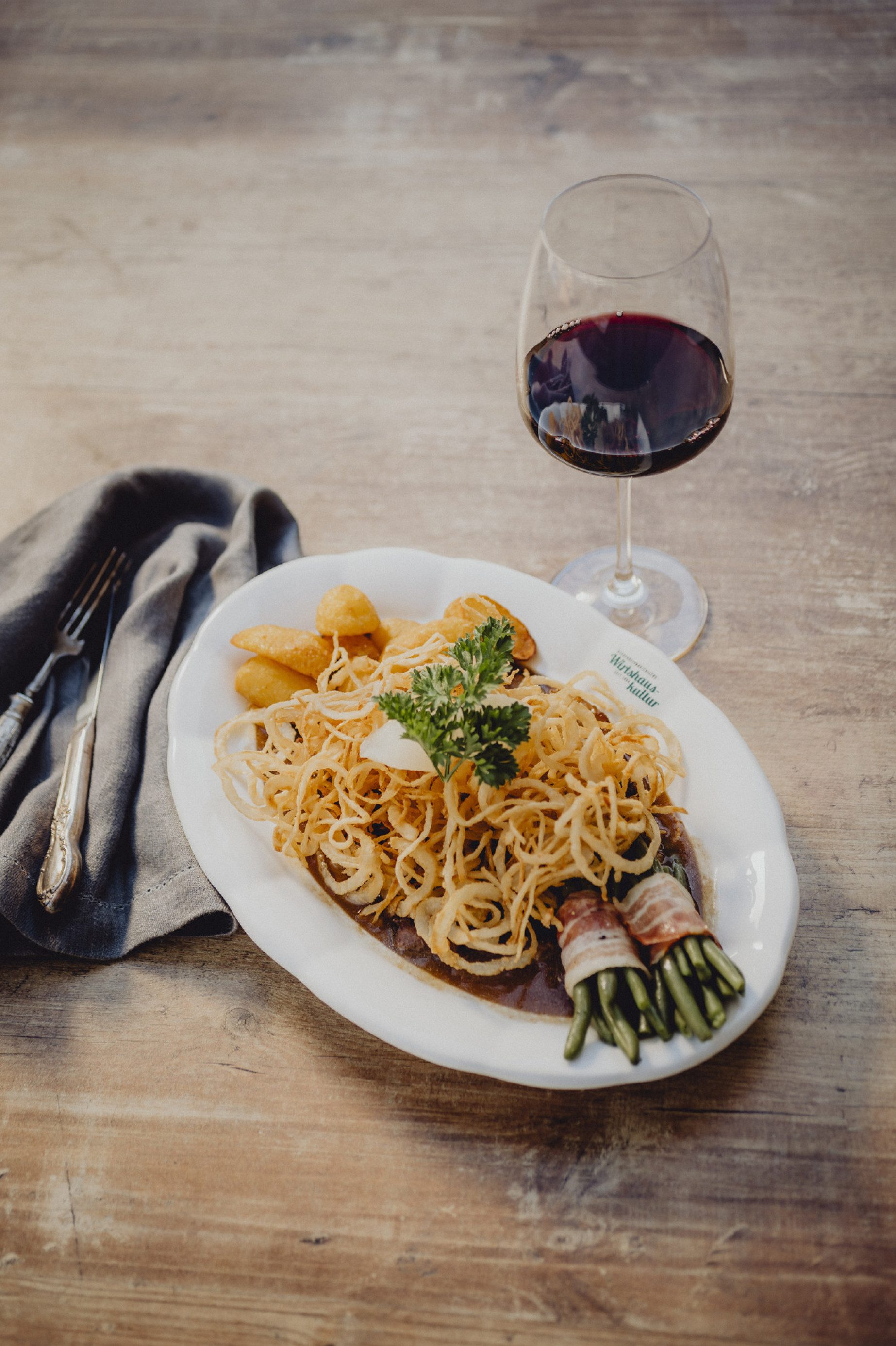 Zwiebelrostbraten, Kartoffeln, Speckbohnen