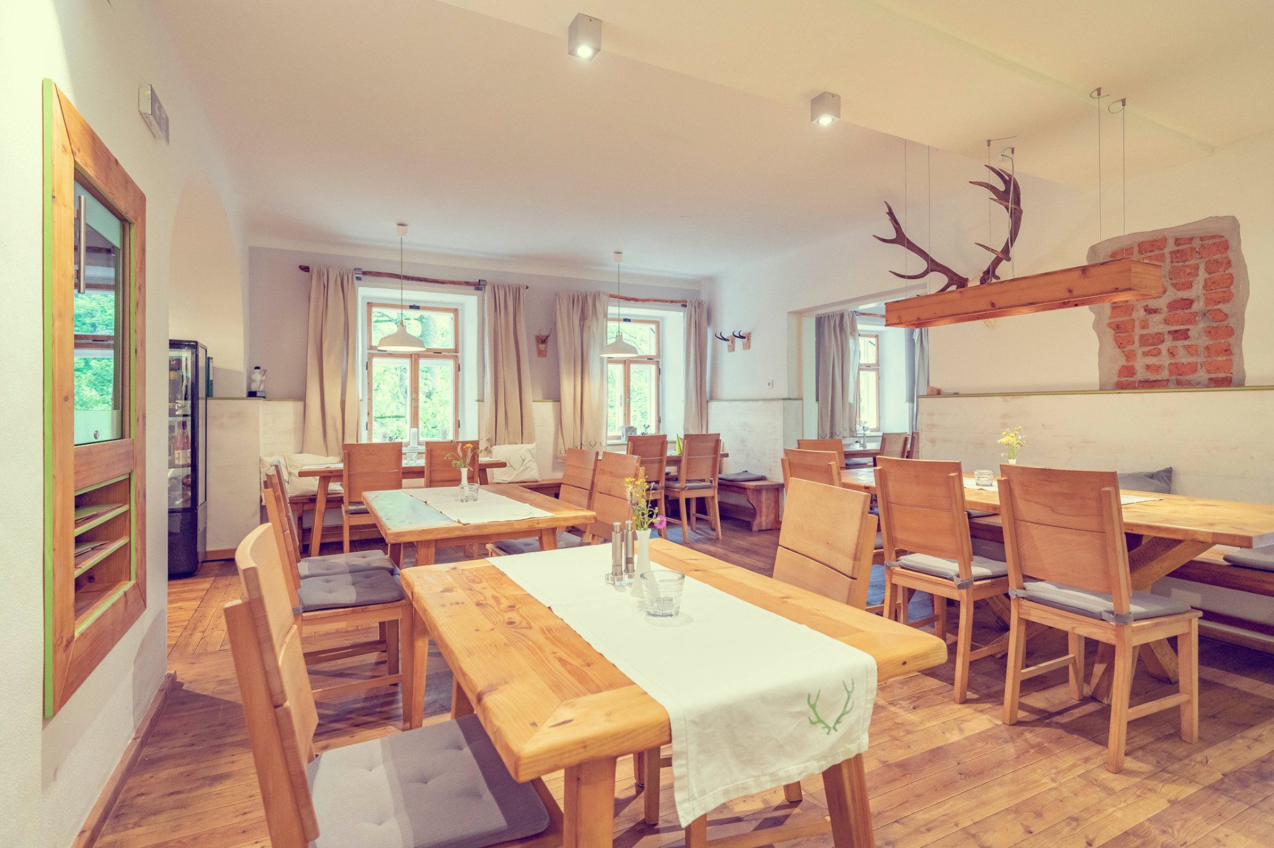 Rustikal-moderne Atmosphäre mit Holz-Interior