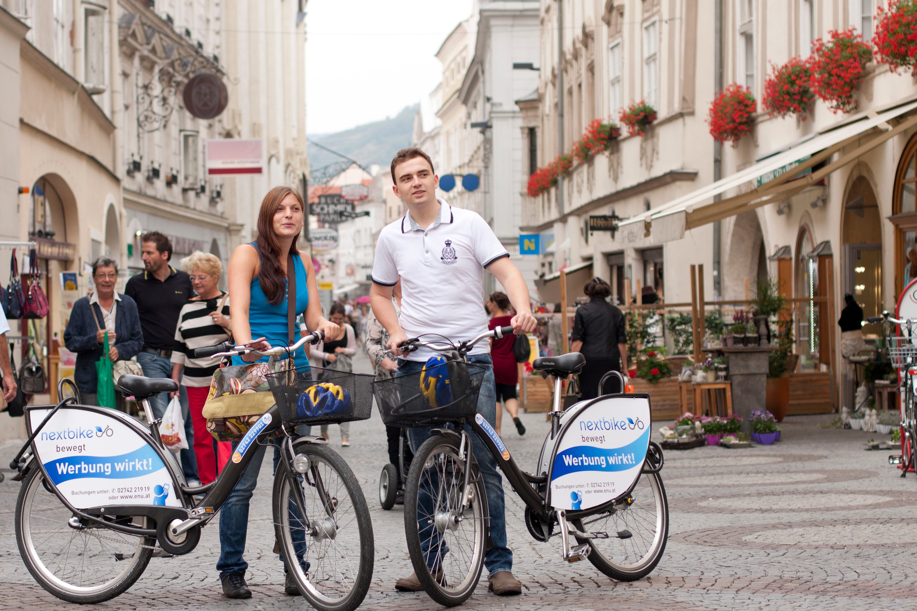 Paar mit City Bikes in einer Altstadt