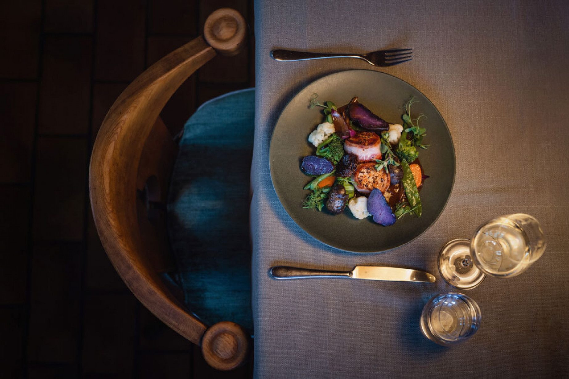 Schweinsmedaillons, Zwiebel-Most-Sauce, lila Erdäpfel